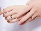戒指带在右手无名指(戒指戴在无名指上是什么意思)